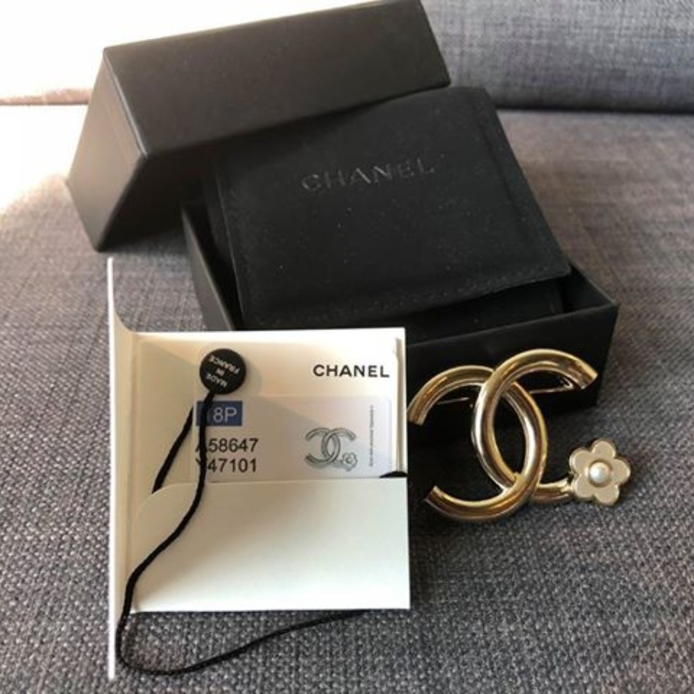 AUTH Chanel CC Silver Classic Brooch Camilla 🌸